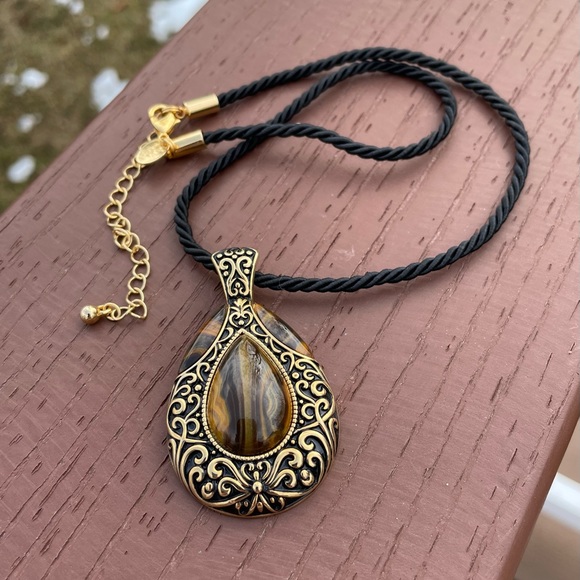 NWOT Lia Sophia Tiger’s Eye and Gold Metal Necklace - Picture 3 of 8